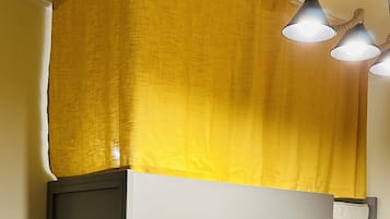 Dormitório compartilhado básico | Cofres nos quartos, espaço de trabalho para notebook