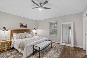 3 bedrooms, desk, iron/ironing board, free WiFi