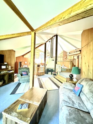 T�éléviseur connecté, foyer, table de baby-foot, livres