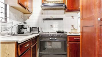 Een koelkast, een microgolfoven, een oven, een kookplaat