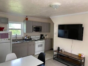 Frigorifero, microonde, forno, piano cottura