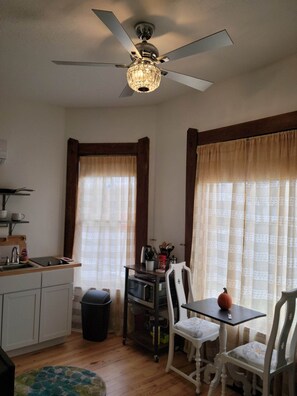 Kjøleskap, mikrobølgeovn, kaffetrakter/tekoker og kjøkkenutstyr