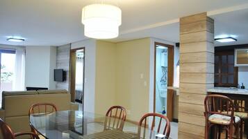 Apartamento 002 | Living area | 32-inch LED TV with digital channels, TV