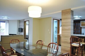 Apartamento 002 | Living area | 32-inch LED TV with digital channels, TV - Master Bavaria Residence (Gramado)