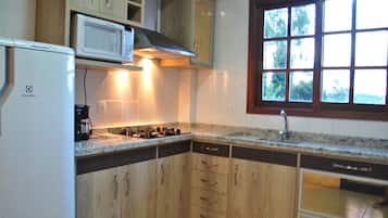 Apartamento 101 | Dapur pribadi | Lemari es, microwave, dan peralatan masak/sendok-piring