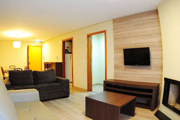 Apartamento 003 | Living area | 32-inch LED TV with digital channels, TV - Master Bavaria Residence (Gramado)