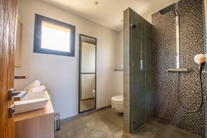 Toallas, jabón, shampoo, papel de baño