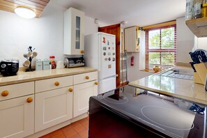 ثلاجة، ميكروويف، فرن، غسالة أطباق