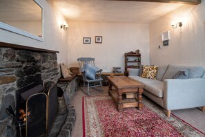 Fernseher, Kamin, DVD-Player