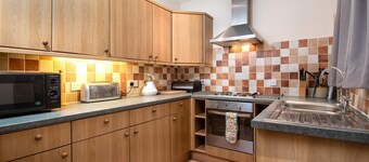 Ty Bont - Two Bedroom Cottage, Sleeps 5
