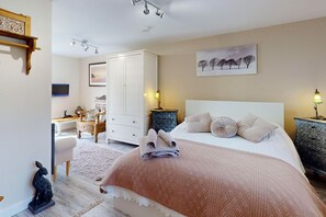 4 bedrooms, iron/ironing board, free WiFi, bed sheets
