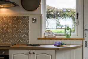 Fridge, microwave, oven, dishwasher - Clai Cerrig - Four Bedroom Cottage, Sleeps 8 (Llangefni)