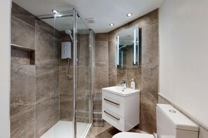 Een douche, een haardroger, handdoeken