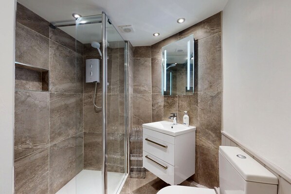 Shower, hair dryer, towels