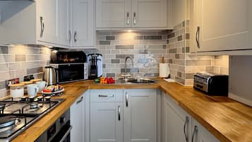 Kühlschrank, Mikrowelle, Ofen, Geschirrspüler