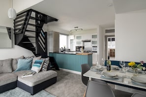 TV - Rivage - Two Bedroom Cottage, Sleeps 4 (Deganwy)
