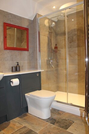 Dusche, Haartrockner, Handtücher, Seife