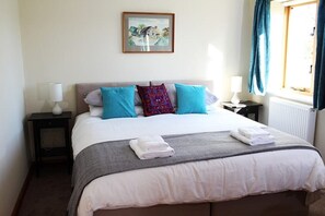 1 bedroom, desk, iron/ironing board, travel crib - Amazing views in luxury cottage (Cheltenham)