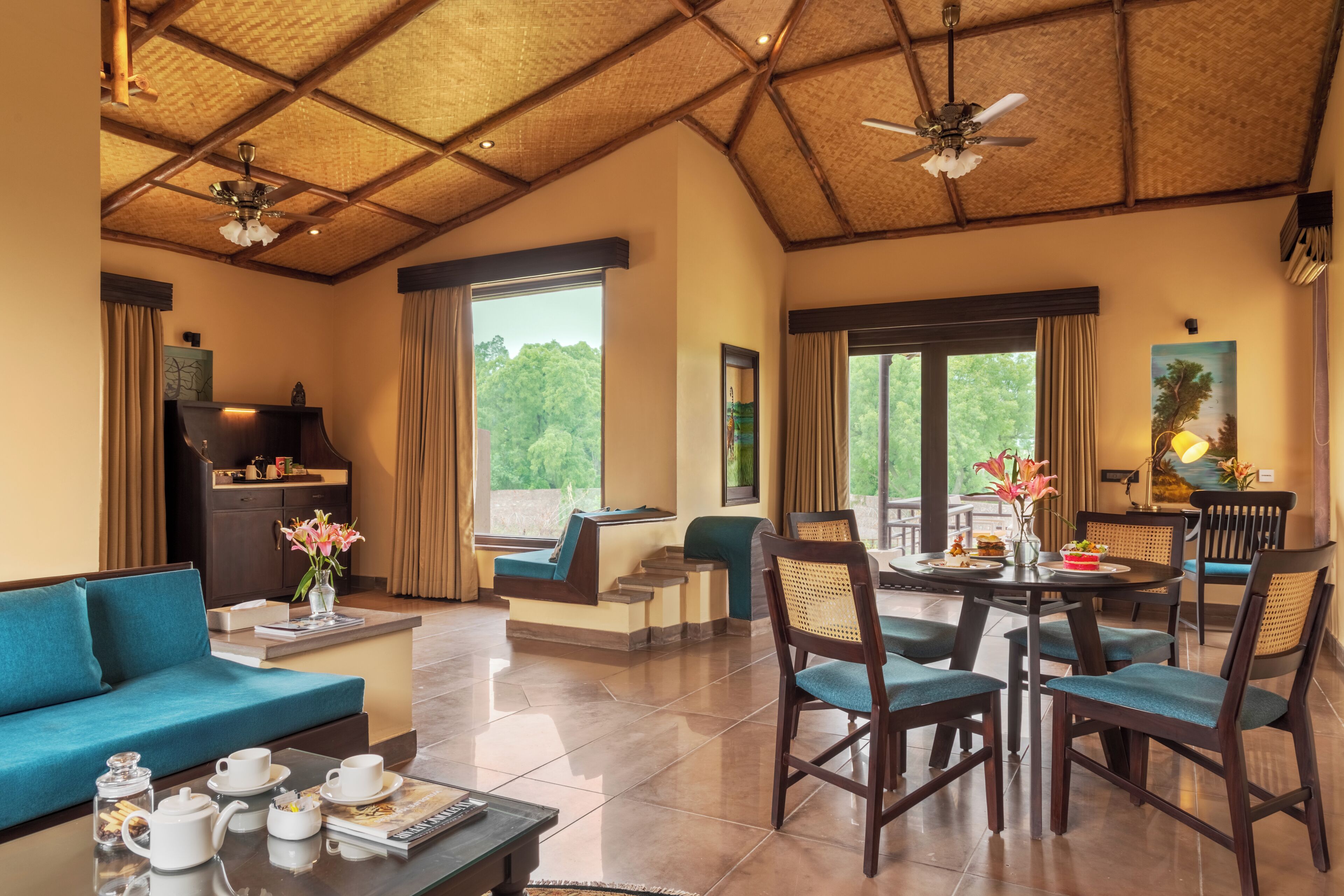 特色套房 | 起居区 | 42-英寸LED 电视 （配备数码频道）、电视