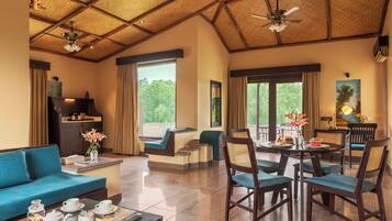 Phòng Suite có thiết kế đặc trưng | Khu phòng khách | TV LED 42-inch có truyền hình kỹ thuật số, TV