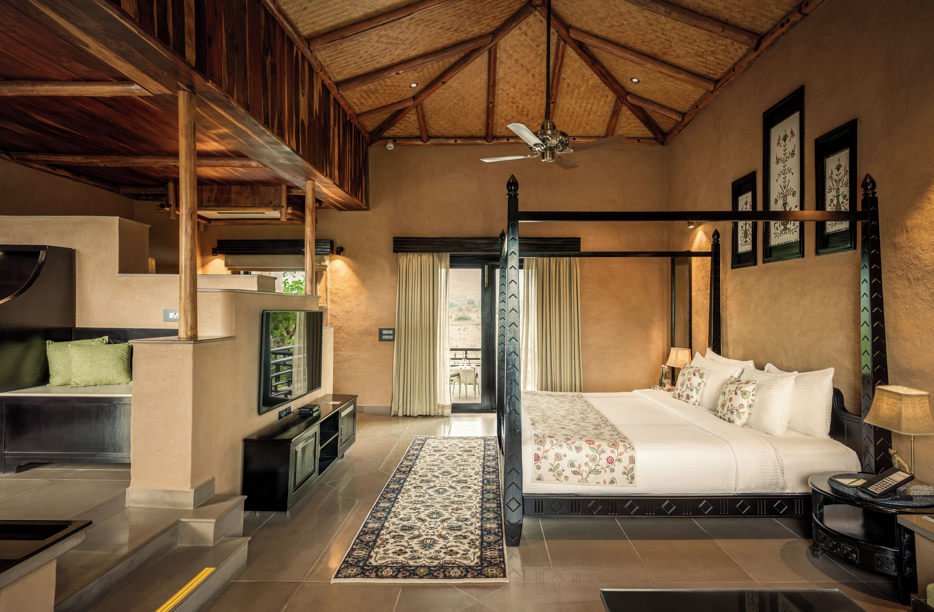 Elegant Room with Balcony | Roupas de cama premium, frigobar, escrivaninha