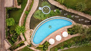 Outdoor pool, pool umbrellas, lifeguards on site - Aamaghati Wildlife Resort (Sawai Madhopur)