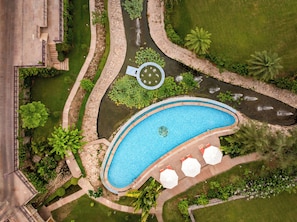 Outdoor pool, pool umbrellas, lifeguards on site - Aamaghati Wildlife Resort (Sawai Madhopur)