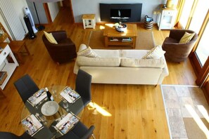 Smart TV, ping pong - Secluded Cotswold Retreat with views (Cheltenham)