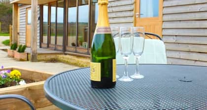 Secluded Cotswold Retreat with views