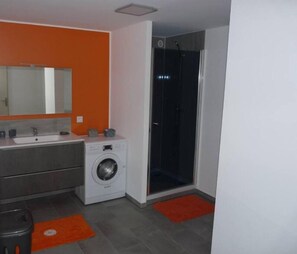 Comfort Room | Bathroom | Towels