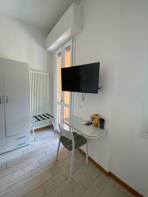 Minibar con artículos gratuitos y caja de seguridad en la habitación 