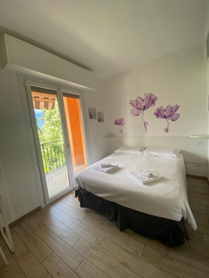 Habitación clásica con 1 cama matrimonial o 2 individuales, vista parcial al lago | Artículos del minibar gratis y caja de seguridad en la habitación