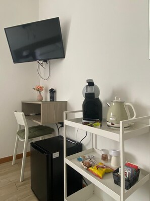 Minibar con artículos gratuitos y caja de seguridad en la habitación 