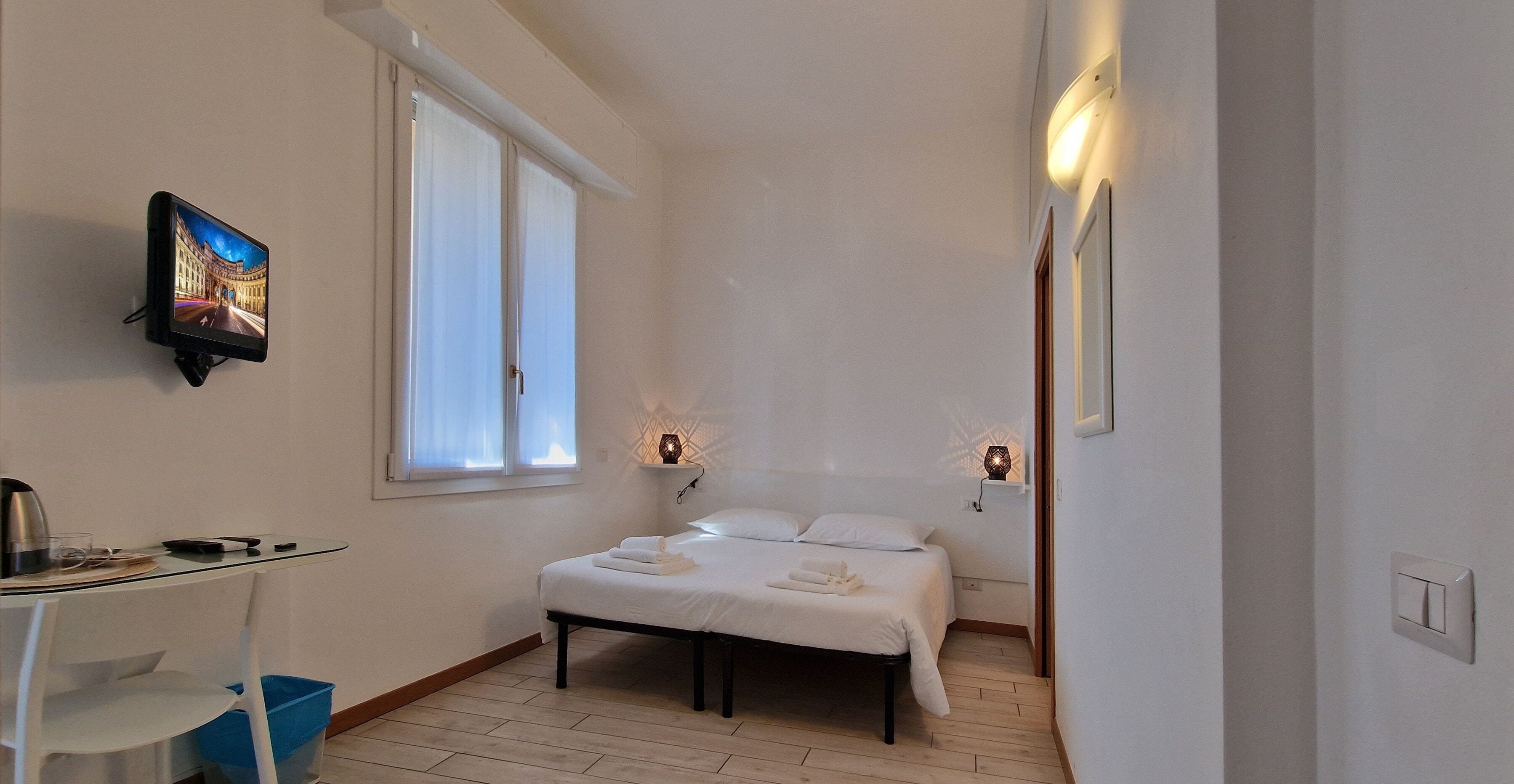 Minibar con artículos gratuitos y caja de seguridad en la habitación 