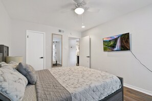 1 chambre, bureau, fer et planche à repasser, lit parapluie