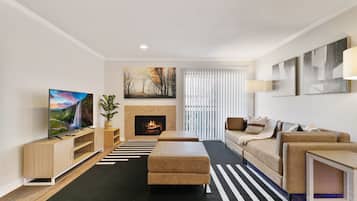 Smart TV, fireplace
