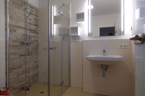 Combined shower/bathtub, hair dryer - 4 bedroom private vacation home in hohen wieschendorf (Hohen Wieschendorf)