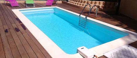 Una piscina al aire libre, una piscina climatizada