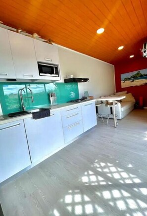 Microwave - Sandy Creek 2 by Arubacation (Noord)