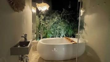 Secadora de cabello, toallas, jabón, papel de baño