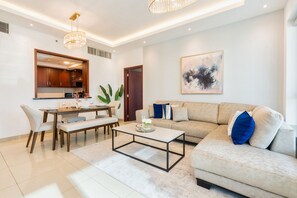 Apartamento (3 Bedrooms) | Área de estar | TV de plasma 1 cm com canais via satélite, TV