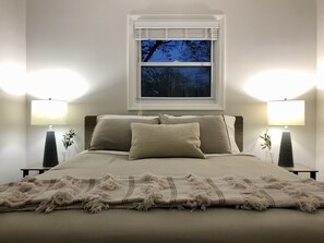 Room - Beachwood Cottage - New remodel walk or bike to Lake MI! (Muskegon)