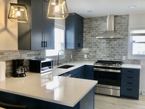 Private kitchen - Beachwood Cottage - New remodel walk or bike to Lake MI! (Muskegon)