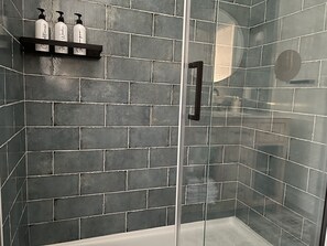 Dusche, Haartrockner, Handtücher, Seife