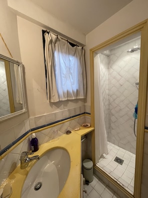 Shower, hair dryer, towels, soap - Heart of the City – 1.600 sq ft Apartment with 2 Terraces & View (Saint Tropez)