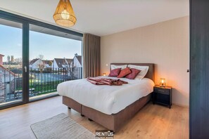 4 bedrooms, desk, travel cot, WiFi