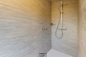 Banheira, produtos de toalete grátis, secador de cabelo 