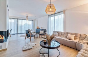 Fernseher, Kamin, Bücher, Arbeitsbereiche