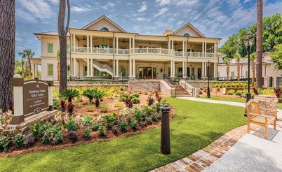 Stunning Harbour Town Penthouse Flat in Sea Pines, Spectacular Location!  