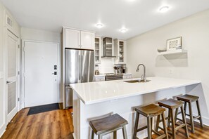 ثلاجة، ميكروويف، فرن، موقد طهي مسطح